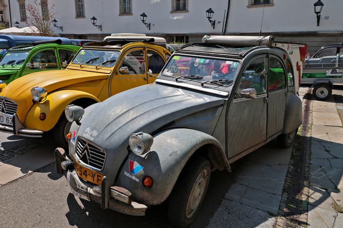 (FOTO in VIDEO) Maribor obiskal potujoči muzej avtomobilske dediščine: Okoli "Kodžaka" spački, diane, amiji