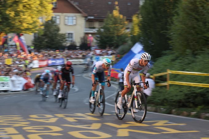 Ko se cesta postavi pokonci, prvi kolesar sveta oživi.