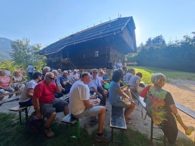 (FOTO) Srečanje pri Prežihovi bajti: Voranc ostaja neusahljiv navdih in vir za nadaljnje raziskovanje
