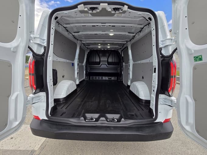 Tovorni prostor meri 5,3 kubične metre.