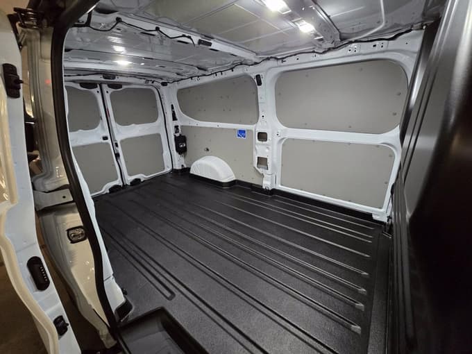 Za bolj zahtevne obrtnike je mogoče v notranjosti namestiti dve običajni 220V vtičnici z 2 kW moči.