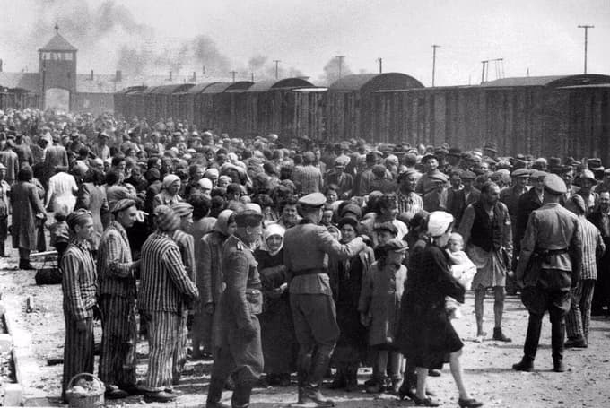 Na koncu železniške proge v Auschwitz-Birkenauu je dr. Mengele osebno pošiljal taboriščnike v smrt.