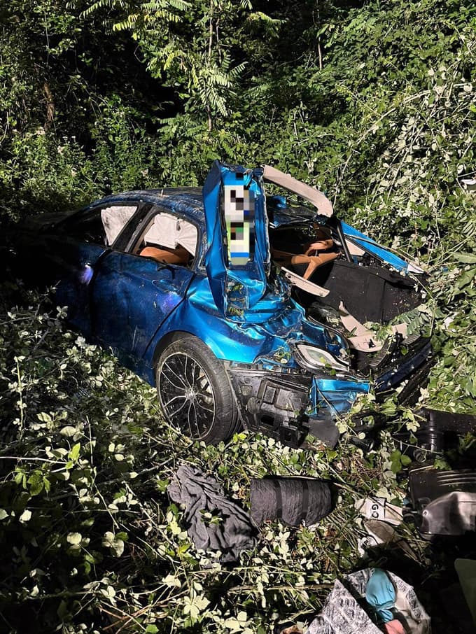 (FOTO) Avtomobil zaneslo s ceste: Na Krku v prometni nesreči poškodovani štirje Slovenci, od tega dva huje