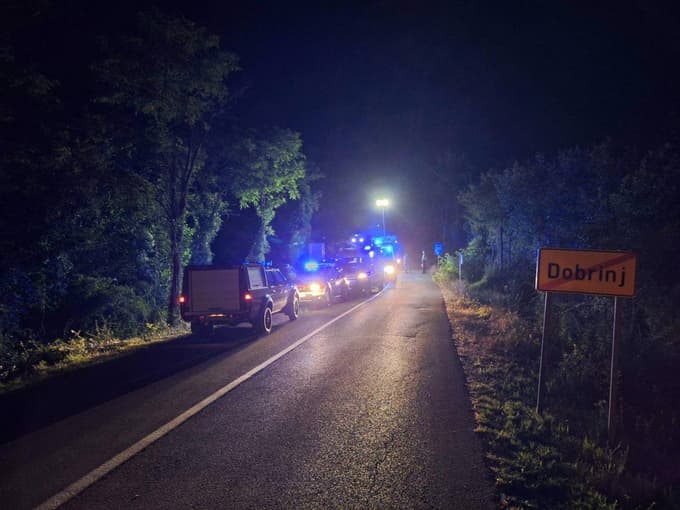 (FOTO) Avtomobil zaneslo s ceste: Na Krku v prometni nesreči poškodovani štirje Slovenci, od tega dva huje