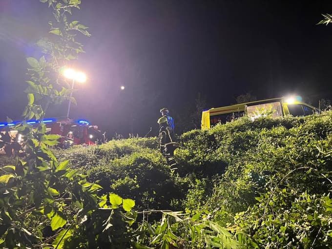 (FOTO) Avtomobil zaneslo s ceste: Na Krku v prometni nesreči poškodovani štirje Slovenci, od tega dva huje