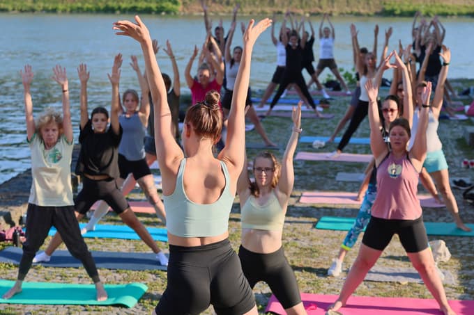(FOTO) Brezplačna vadba jogapilatesa na Lentu - gibanje, ki povezuje Maribor