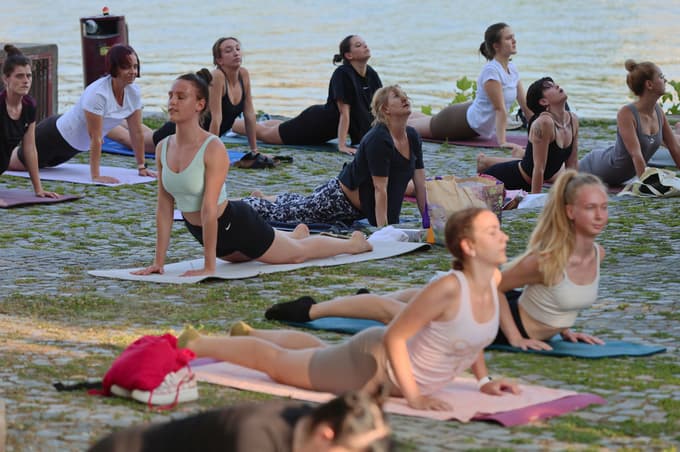 (FOTO) Brezplačna vadba jogapilatesa na Lentu - gibanje, ki povezuje Maribor