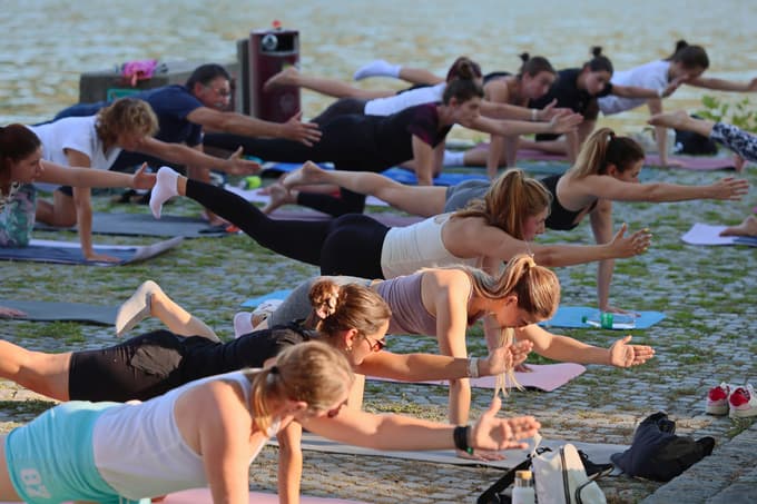 (FOTO) Brezplačna vadba jogapilatesa na Lentu - gibanje, ki povezuje Maribor