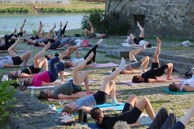 (FOTO) Brezplačna vadba jogapilatesa na Lentu - gibanje, ki povezuje Maribor
