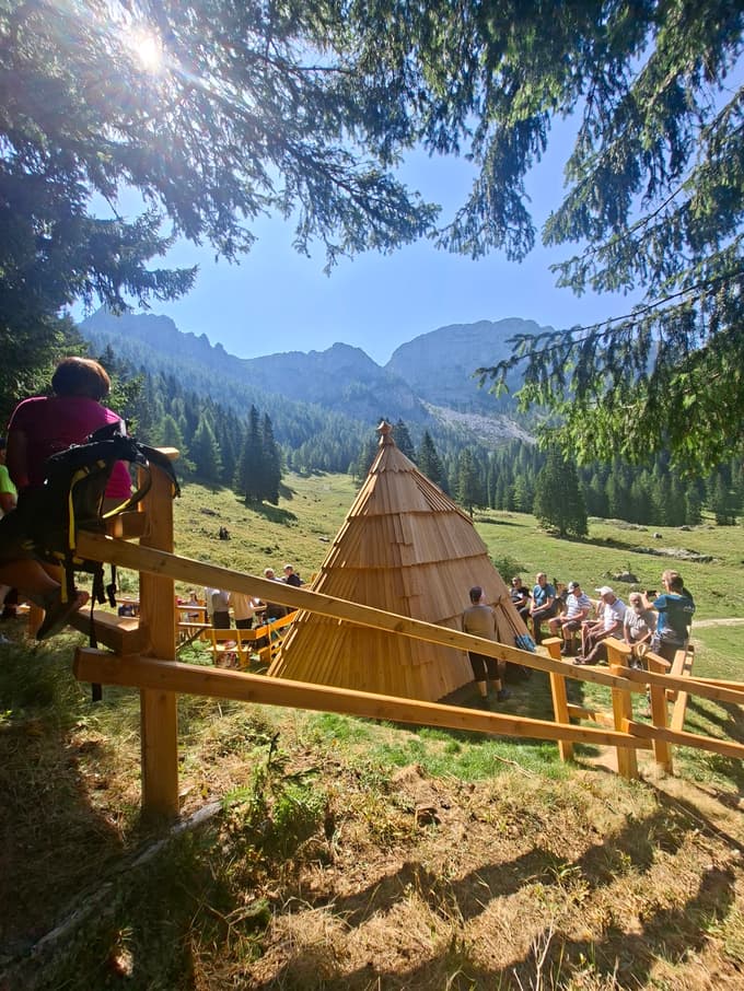 (FOTO) Pod Raduho obeležje koroškim in savinjskim gornikom, ki so izgubili življenje v gorah