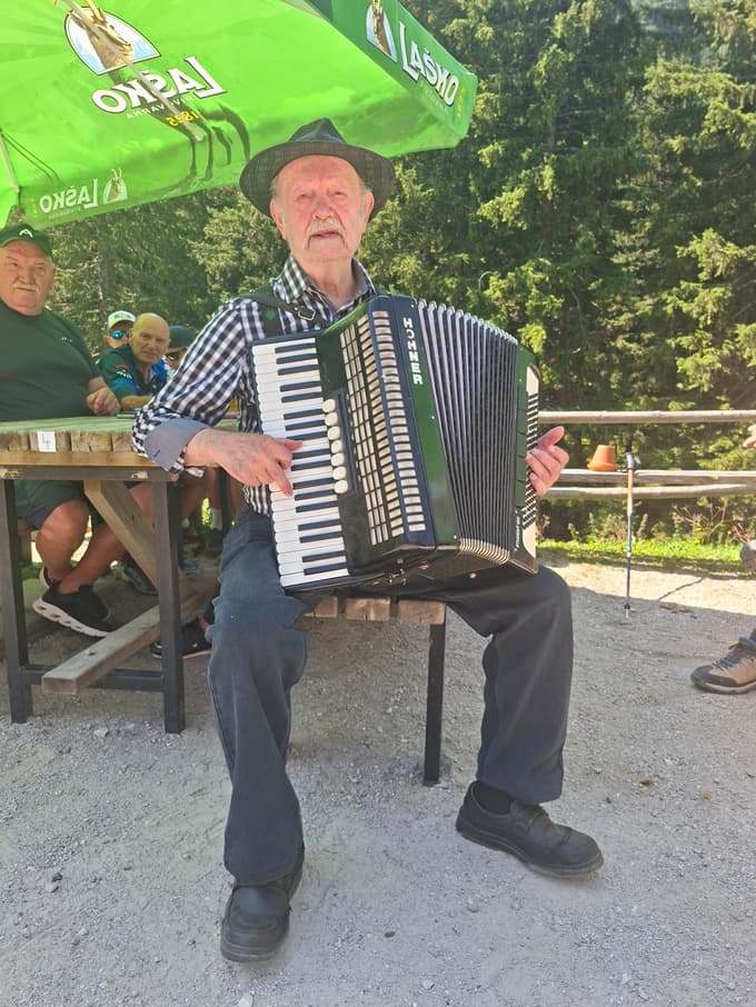 Vanč Keber, 92-letnik iz Črne, je pri koči igral harmoniko