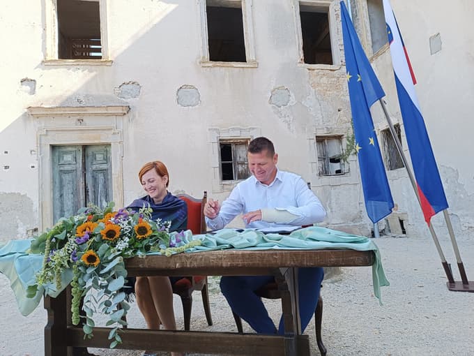 Asta Vrečko in Matija Čakš sta pravzaprav podpisala dve pogodbi: po eni bo ministrstvo v celoti financiralo obnovo fasade, po drugi pa sofinanciralo zamenjavo stavbnega pohištva v dvorcu Jelšingrad.