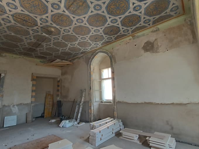 Edini orientalsko poslikan strop v Sloveniji se v tej fazi še ne rešuje; čaka na sofinanciranje restavratorskih del. So ga pa z že izvedenimi ukrepi zaščitili pred nadaljnjim propadanjem.