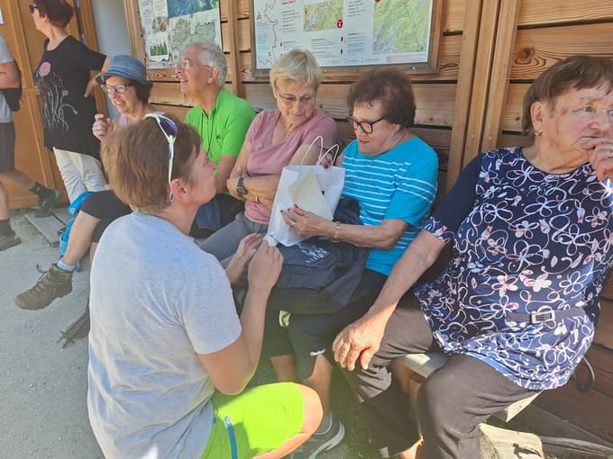 Županja Solčave Katarina Prelesnik in 90-letna občanka iz Solčave Marica Prodnik