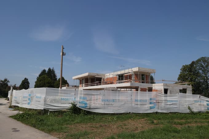 (FOTO) Kar 9000 kvadratnih metrov zemljišča: Tako je videti razkošna vila, ki jo v Zadobrovi gradi Luka Dončić