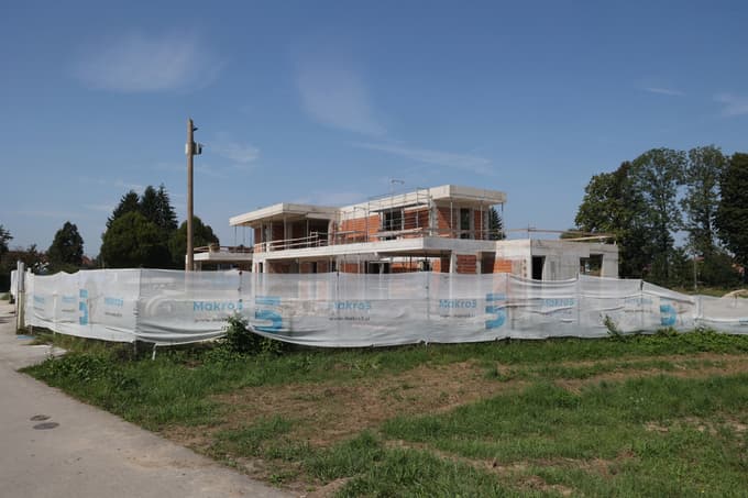 (FOTO) Kar 9000 kvadratnih metrov zemljišča: Tako je videti razkošna vila, ki jo v Zadobrovi gradi Luka Dončić