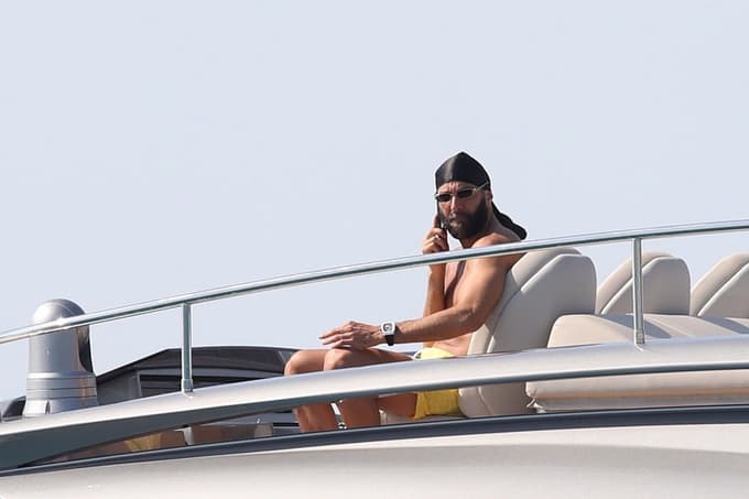 (FOTO) Prav nič ni bil vesel, ko so ga opazili: Slavni nogometaš, ki na jahti uživa z lepotico, jezen pokazal sredinec