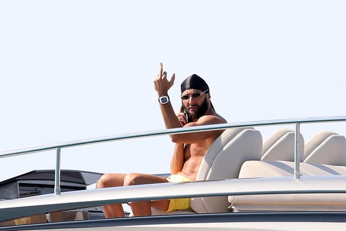 (FOTO) Prav nič ni bil vesel, ko so ga opazili: Slavni nogometaš, ki na jahti uživa z lepotico, jezen pokazal sredinec