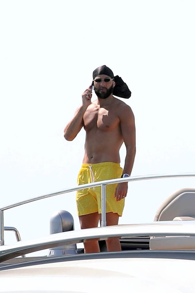 (FOTO) Prav nič ni bil vesel, ko so ga opazili: Slavni nogometaš, ki na jahti uživa z lepotico, jezen pokazal sredinec