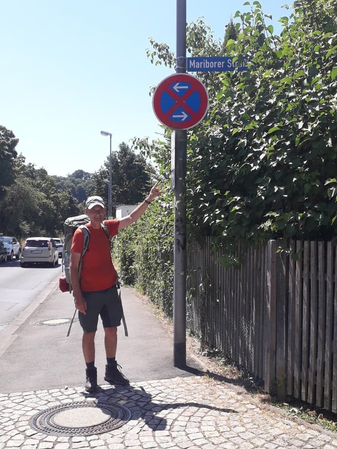 Peter Rauch 1. julija pred začetkom poti pred tablo za Mariborer Straße