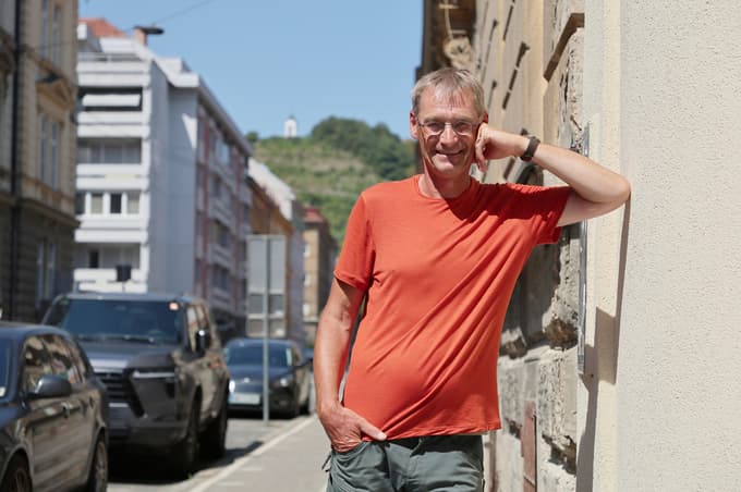 "Ko si na poti sam, se lahko odločaš tako, kot ti ustreza - hodiš, kolikor želiš, počivaš, ko to potrebuješ, se sam odločaš, kje boš prenočil, kaj in kdaj boš jedel. Če sta na poti dva, se je treba prilagajati, tega pa nisem želel."