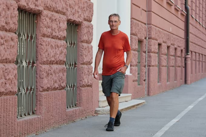 "Pri taki hoji so res pomembne samo štiri stvari; zdrave noge, vreme, prenočišče in hrana. Še najbolj mi je nagajalo vreme, saj je veliko deževalo. Dež je lil tudi več dni skupaj in vsak dan sem bil večkrat povsem premočen. Spal sem v različnih nastanitvah, v hotelih, penzionih, a tudi v šotoru v gozdu ..."