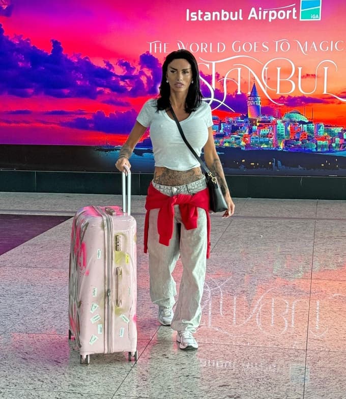 (FOTO) Katie Price šla znova pod nož. Ali bo s tem kdaj zaključila in kaj so ji lepotni kirurgi tokrat popravili?