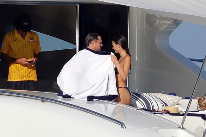 (FOTO) Vam je kaj vroče? Takole na luksuzni jahti uživata 50-letni zvezdnik in 27-letna manekenka