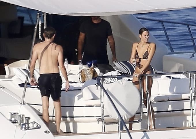 (FOTO) Vam je kaj vroče? Takole na luksuzni jahti uživata 50-letni zvezdnik in 27-letna manekenka