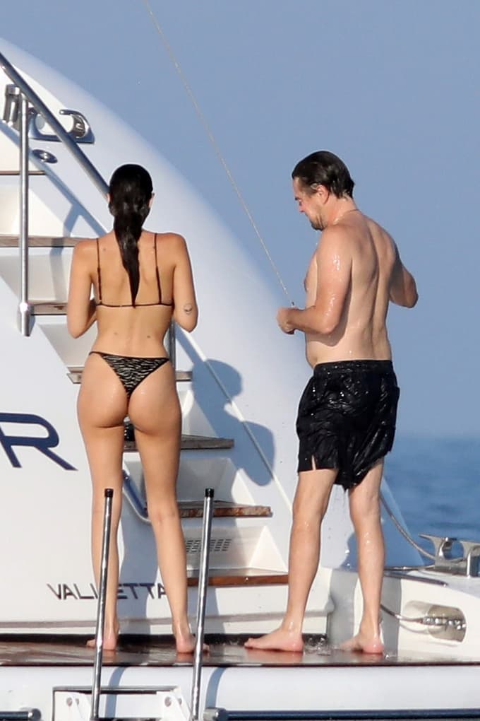 (FOTO) Vam je kaj vroče? Takole na luksuzni jahti uživata 50-letni zvezdnik in 27-letna manekenka