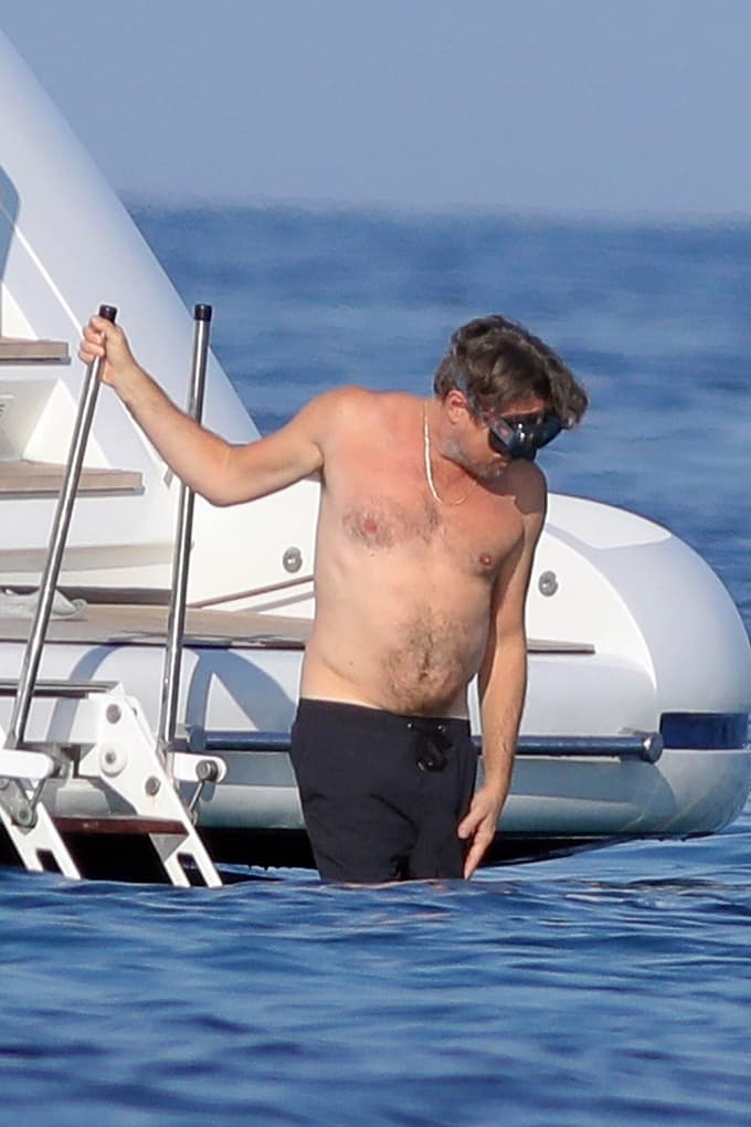 (FOTO) Vam je kaj vroče? Takole na luksuzni jahti uživata 50-letni zvezdnik in 27-letna manekenka