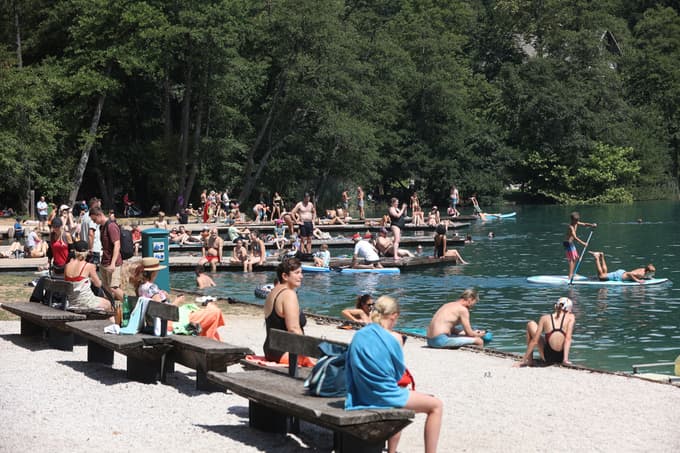(FOTO) Tako kopalci uživajo na enem najlepših slovenskih jezer