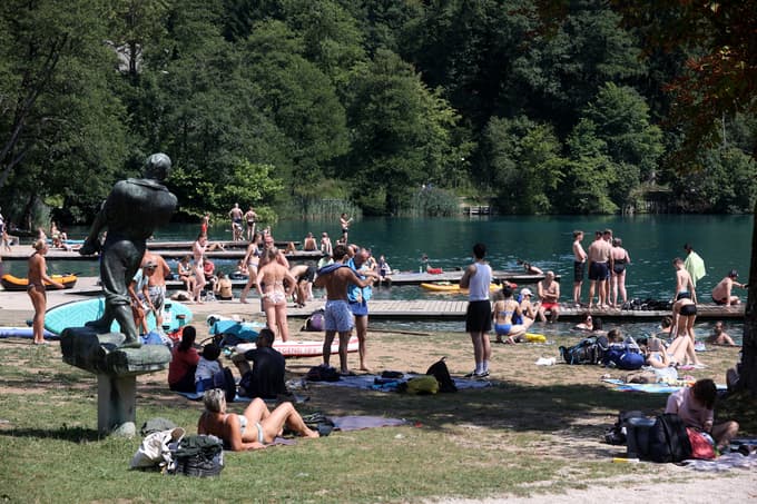 (FOTO) Tako kopalci uživajo na enem najlepših slovenskih jezer