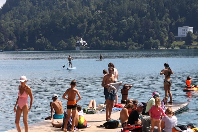 (FOTO) Tako kopalci uživajo na enem najlepših slovenskih jezer