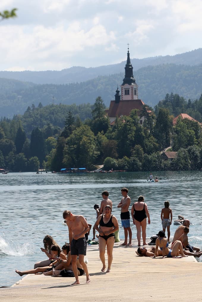 (FOTO) Tako kopalci uživajo na enem najlepših slovenskih jezer