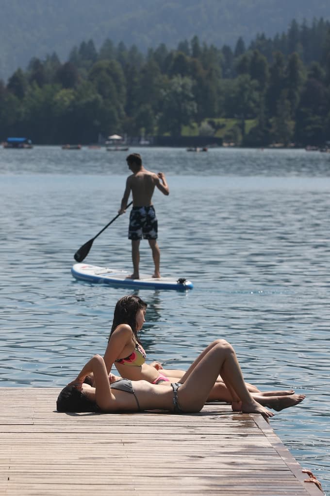 (FOTO) Tako kopalci uživajo na enem najlepših slovenskih jezer