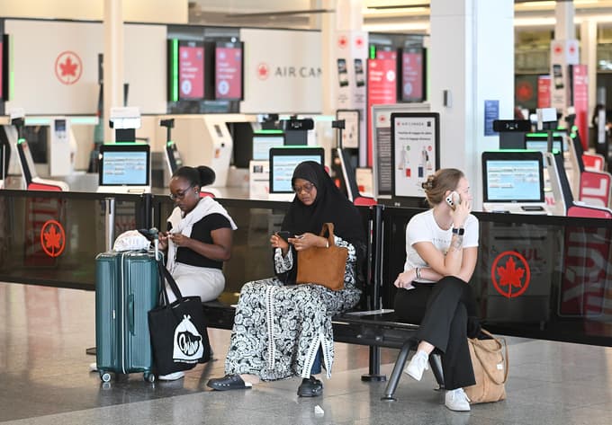 (FOTO) Kabinsko osebje družbe Air Canada po sklenitvi začasnega dogovora končalo stavko