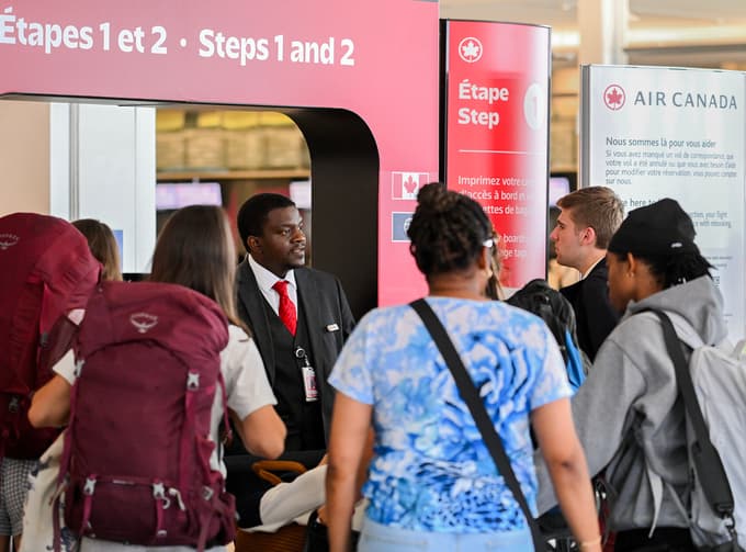 (FOTO) Kabinsko osebje družbe Air Canada po sklenitvi začasnega dogovora končalo stavko