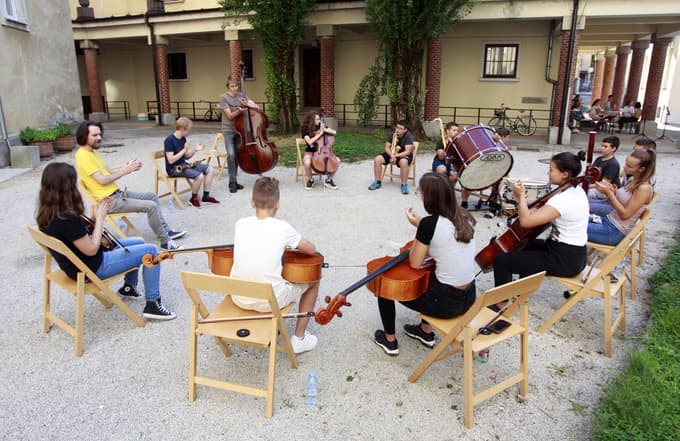 (FOTO) Slovenski mladinski orkester z gosti iz tujine pripravlja muzikal "o svetu, kot si ga želijo"