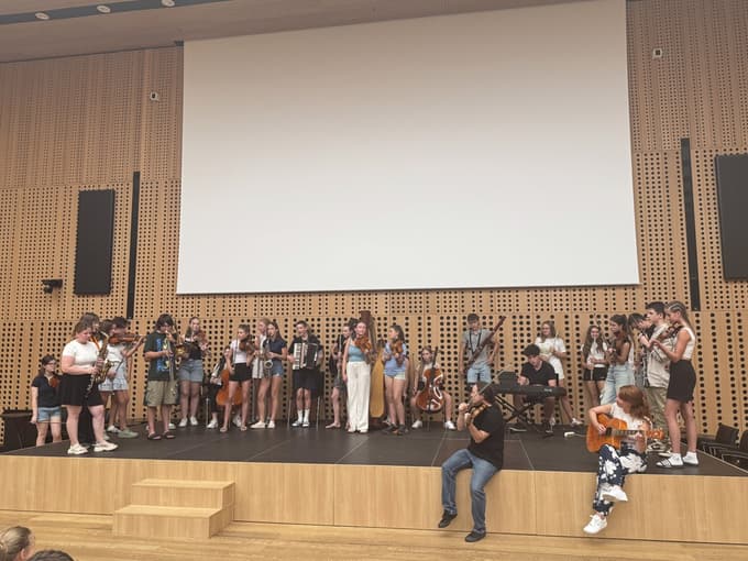 (FOTO) Slovenski mladinski orkester z gosti iz tujine pripravlja muzikal "o svetu, kot si ga želijo"