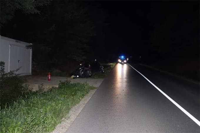 (FOTO) Slovenec izgubil oblast nad vozilom in zapeljal v betonski most, umrla je 54-letna sopotnica iz Nemčije