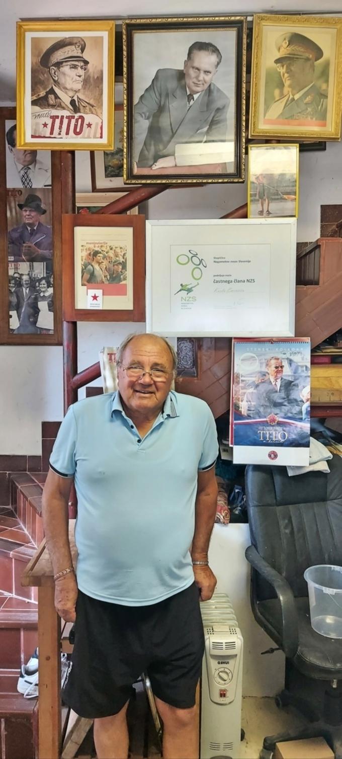 Karlo Emeršič v domači kleti. Svojega pogleda na zgodovino z leti ni zamenjal z nobeno novodobno propagando, ponosen je, da je živel v Jugoslaviji.
