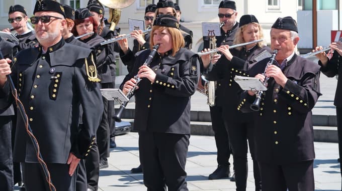 Es-klarinetist Mare (desno) ima v orkestru mesto v ospredju. Tam 76 let tudi koraka in igra, na budnicah tudi v strme idrijske ulice. Edini, triletni premor je zahtevala vojaščina.
