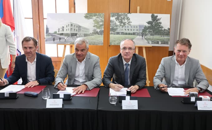 Podpis pogodbe z izvajalcem gradbeno obrtniških in inštalacijskih del za izgradnjo novega objekta Zdravstvena postaja Tezno začetek junija letos. Mariborski župan Saša Arsenovič, član uprave družbe Pomgrad Boris Sapač, direktor Zdravstvenega doma dr. Adolfa Drolca Maribor Jernej Završnik ter direktor javnega lekarniškega zavoda Mariborske lekarne Maribor Albin Turk