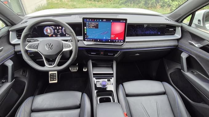 Notranjost je oblikovana po aktualni generaciji hišnih vzornikov, z velikim osrednjim zaslonom.