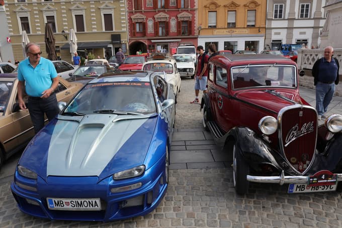 (FOTO) Starodobniki, ki rohnijo, škripajo in očarajo, so zavzeli mariborski Glavni trg. Kaj vse je bilo videti?