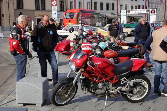 (FOTO) Starodobniki, ki rohnijo, škripajo in očarajo, so zavzeli mariborski Glavni trg. Kaj vse je bilo videti?