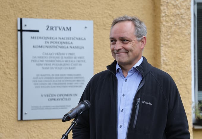 Pater Branko Cestnik ob spominskem obeležju