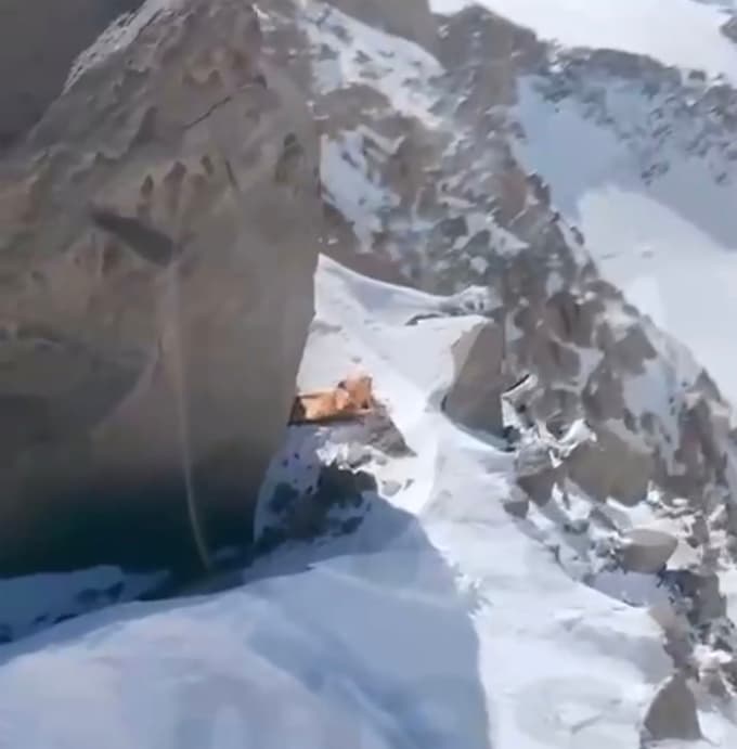 (FOTO) Upanje za poškodovano plezalko počasi ugaša: Reševalci poskušajo do nje priti že 12. dan, eden je žal umrl