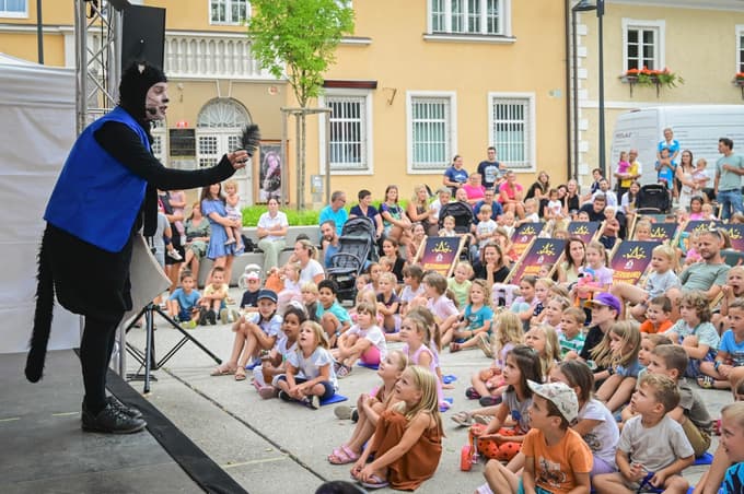 Prizorišče brezplačnih dogodkov in druženja, ki je živelo v polnem festivalskem utripu. 